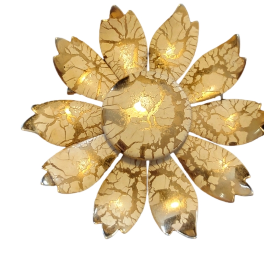 Jump on the Fall 2022 of flowers and brooches with this pin with flower power!